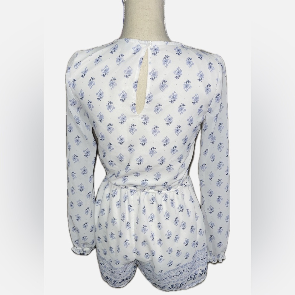 Hollister White and Blue Floral romper - EUC - Picture 3 of 6